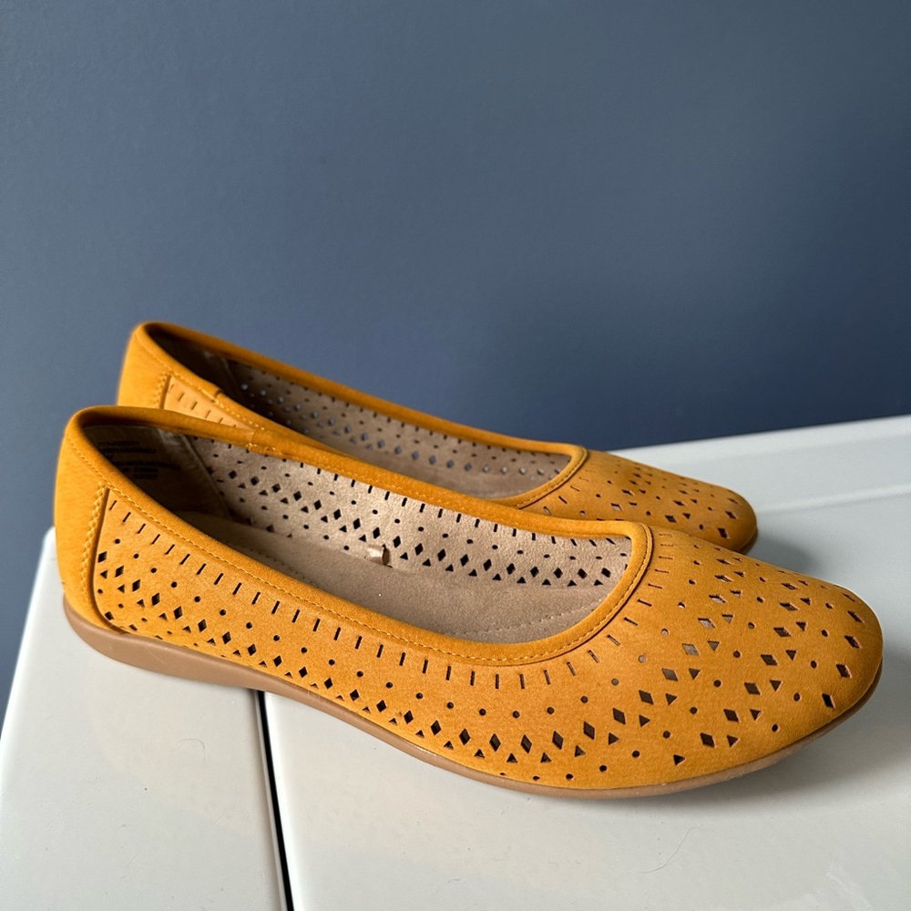 Cliffs by White Mountain ballet flats women’s size 10. Never worn.